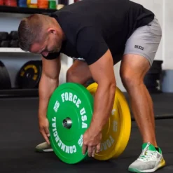 Bumper plates Force USA en caoutchouc colorés avec code couleur IWF de 5 à 25 kg