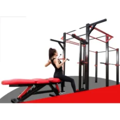 Cage de musculation et de cross-fit polyvalente avec poste à poulie pour training fonctionnel en salle de sport professionnelle