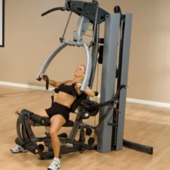 Machine de musculation home-gym multi-poste avec bras convergents et colonne de poids 95 kg