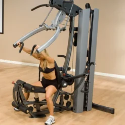 Machine de musculation home-gym multi-poste avec bras convergents et colonne de poids 95 kg
