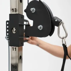 Rack polyvalent Force USA F100 V2 avec 200 kilos de plaques de poids et accessoires de training