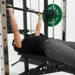 Rack polyvalent Force USA F100 V2 avec 200 kilos de plaques de poids et accessoires de training