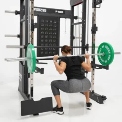 Rack polyvalent Force USA F100 V2 avec 200 kilos de plaques de poids et accessoires de training