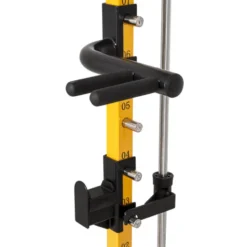 Station de musculation multipresse avec barre guidée réglable sur 12 positions et barre de traction multiprise