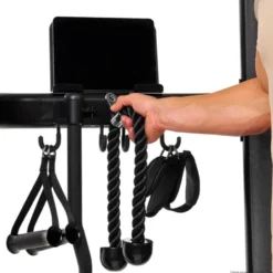 Station d'entraînement avec deux colonnes de poids de 80 kg et barre de traction multi-prises