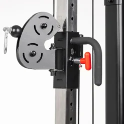 Station d'entraînement avec deux colonnes de poids de 80 kg et barre de traction multi-prises