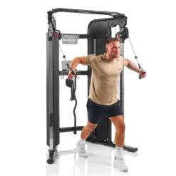 Station d'entraînement avec deux colonnes de poids de 80 kg et barre de traction multi-prises
