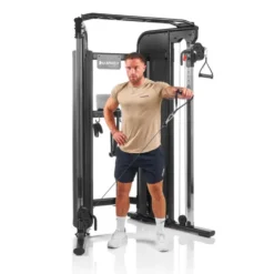 Station d'entraînement avec deux colonnes de poids de 80 kg et barre de traction multi-prises