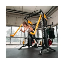 Station multi-gym avec ensemble complet d'accessoires pour des entraînements de musculation variés en homegym