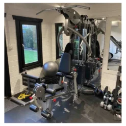 Station multigym à charge guidée 90 kg avec accessoires divers pour entraînement de musculation à domicile