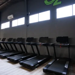 Tapis de course avec écran LED et vitesse ajustable de 1 à 22 km/h - Tapis de cardio certifié CE avec 12 inclinaisons Titanium