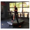 Tapis de course incurvé au fonctionnement doux et silencieux pour trainings intense - Système sans moteur