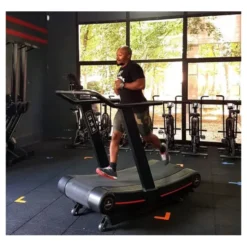 Tapis de course incurvé au fonctionnement doux et silencieux pour trainings intense - Système sans moteur
