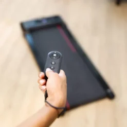 Tapis de marche compact et puissant avec vitesse maximale 6km/h et inclinaison de 5º