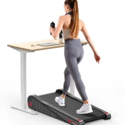 Tapis de marche à moteur inclinable à 5 % et vitesse 1 à 6 km/h compact pour cardio à domicile