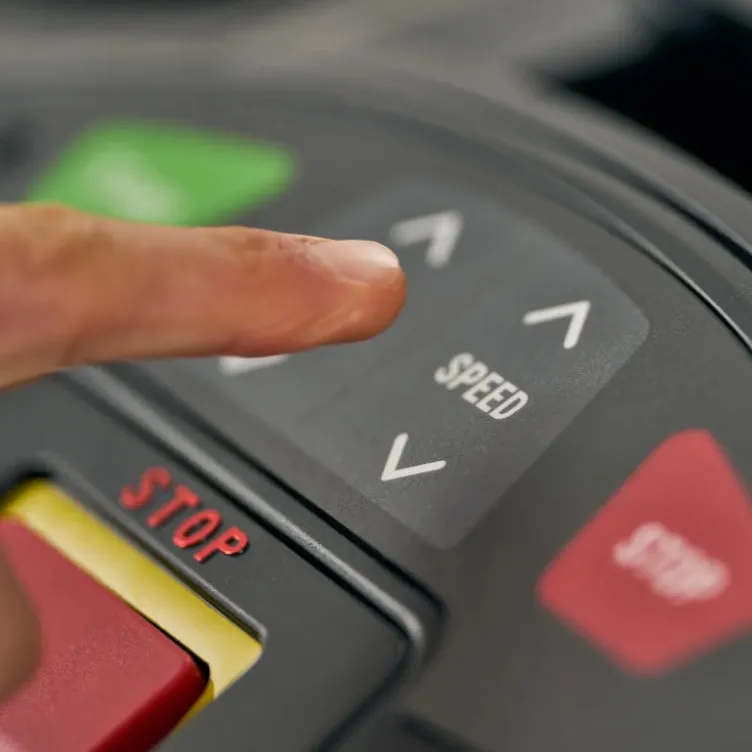 Tapis de running TR 8000 '25 Hammer avec vitesse ajustable de 0,8 à 22 km/h et inclinaison motorisée jusqu'à 15%