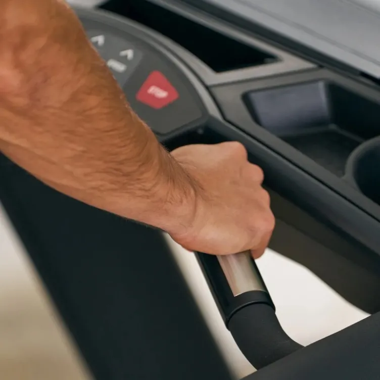 Tapis de running TR 8000 '25 Hammer avec vitesse ajustable de 0,8 à 22 km/h et inclinaison motorisée jusqu'à 15%