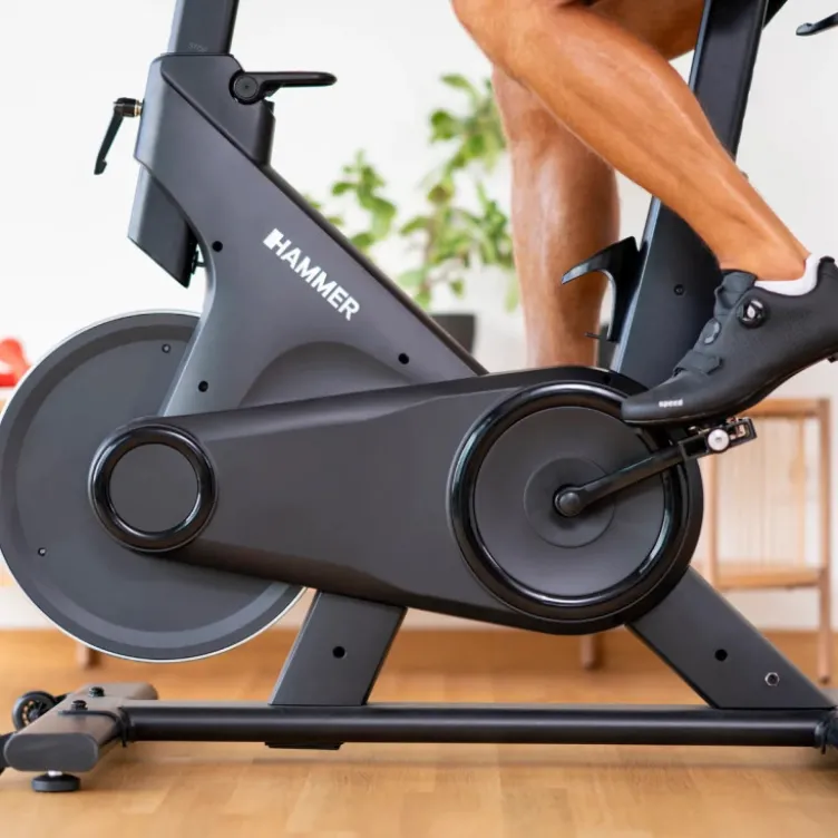 Vélo spinning de cardio Speed Race X avec roue d'inertie de 20 kg - 32 niveaux de résistance et écran HD