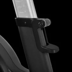 Vélo spinning professionnel Racemachine ATX avec volant d'inertie de 18 kg et écran multifonction pour séances intensives