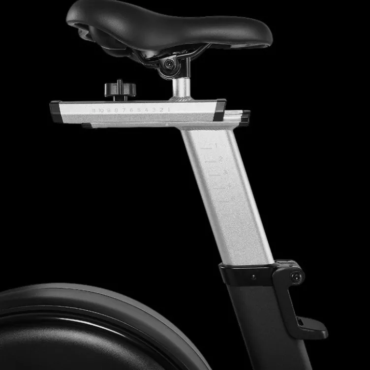 Vélo spinning professionnel Racemachine ATX avec volant d'inertie de 18 kg et écran multifonction pour séances intensives