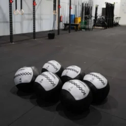 Wall ball en cuir Titanium Strength de 4 à 15 kg avec texture antidérapante - Musculation et cross-training