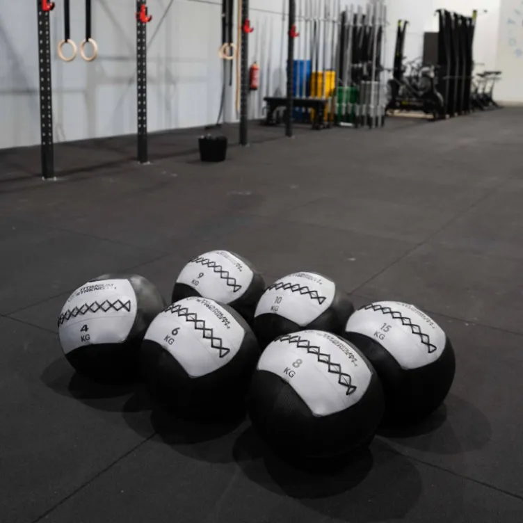 Wall ball en cuir Titanium Strength de 4 à 15 kg avec texture antidérapante - Musculation et cross-training
